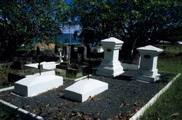 Archipel-des-Comores;-Cimetière;-France;-Gravier-noir;-Histoire;-Kaleidos;-Kaleidos-images;-La-parole-à-limage;-Laurent-Abad;-Mayotte;-Mémoire;-Océan-Indien;-Stèles;-Stories-Pictures;-Tombes